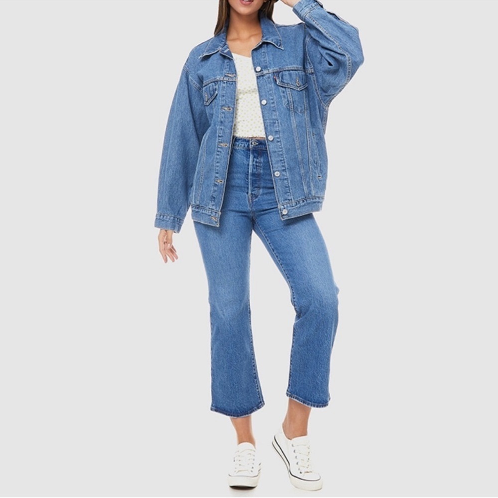 Levis Women’s Baggy Trucker Denim Jacket - Picture 2 of 15